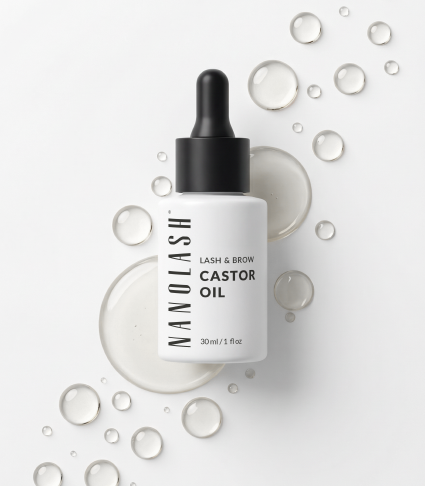 Flaske med Nanolash ricinusolie på lys baggrund med dråber