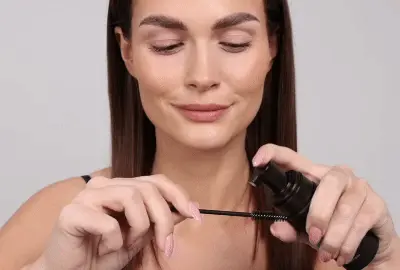 Brynmakeup fjernet med en pad